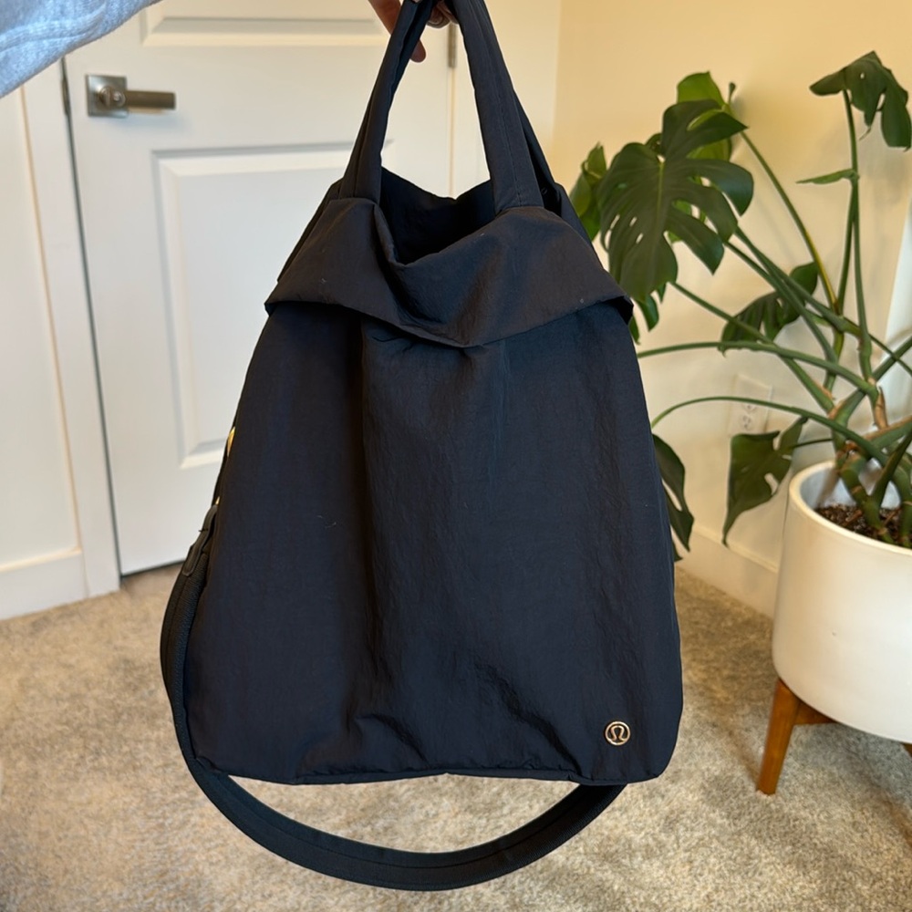 Excellent condition! Lululemon On My Level Bag *19L Black / Shiny Gold W9CC1S